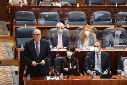 El candidato del PSOE, Ángel Gabilondo, en una intervención en la Asamblea en febrero. A su lado, Pilar Sánchez Acera y José Cepeda.