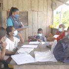 Carmen Valencia da clase en la parroquia de Mocole (Esmeraldas, Ecuador) a un grupo de alumnos que carece de dispositivos móviles para educarse.