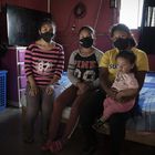 Medaly y sus hermanas Nayeli, Jimena y Yamilet, que nació durante la pandemia. Medaly cuenta que durante el cierre de la escuela no sabía cómo proceder porque los profesores mandaban tareas todos los días y ella no alcanzaba a todo. "Cuando ayudaba en sus tareas a mi hermana, que estaba en quinto de secundaria, o a la menor, me atrasaba”, explica. “En ocasiones pedíamos a alguien que nos prestara [dinero] para recargar el saldo del móvil, pero otras veces no teníamos a quién acudir. Ha sido más un año de esfuerzo que de aprendizaje, el colegio se volvió complicado”.