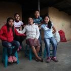 01.03-21. Yojana, de 10 años (de rojo) con su madre y sus hermanas y hermanos en su casa de Alta Veraaz, Guatemala. ©Jaime Villanueva