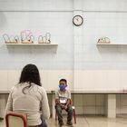 Una maestra da clase a tres de sus alumnos, todos separados por la distancia mínima de seguridad, en una escuela de educación primaria de São Paulo, en Brasil.