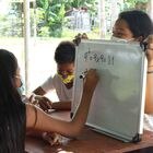 Dennisse Toala tiene 17 años y acaba de terminar bachillerato. Es una de las profesoras que improvisó clases en una de las zonas más inhóspitas y descuidadas la ciudad ecuatoriana de Guayaquil, a la que no llega ni el agua ni la luz: Monte Sinaí.