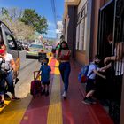 Las escuelas han echado mano de las mascarillas, el distanciamiento y los controles de temperatura para atenuar el peligro de contagios de coronavirus, sobre todo a las horas de entrada y salida de clases, como ocurre en la escuela Ascensión Esquivel, en la ciudad Alajuela. El efecto del retorno de las clases sobre los contagios ha sido mínimo en Costa Rica.