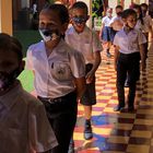 Unos escolares hacen fila en su escuela, en Costa Rica.