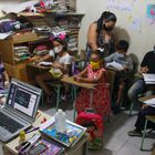 La Cruz es el barrio donde la maestra Socorro Medina ha montado su escuela. Ella ha visto cómo a los niños se les ha olvidado leer. En su casa, en una habitación de tres por tres metros, funciona desde hace años un aula con pupitres, pizarra y biblioteca en la que atiende de seis a 12 niños de todas las edades y en todas las materias. En la pandemia ha tenido mayor demanda.