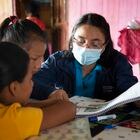 Adriana López da clase a Michelle en su casa de Cascales (Sucumbíos, Ecuador).