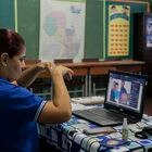 La maestra Luz Marina Giménez da una clase virtual a sus alumnos en Asunción, Paraguay, el 24 de marzo de 2021.