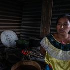 En La Frontera, un barrio pobre de Chilón, Rosa Méndez, de 38 años, cocina sobre el fogón unas hierbas que ella llama hojas de mora y que crecen de forma salvaje en las milpas. Mientras hierven sobre el fuego alto de la leña, Méndez explica que la variedad de alimentos se ha visto reducida para su familia desde que su esposo dejó de enviar dinero.