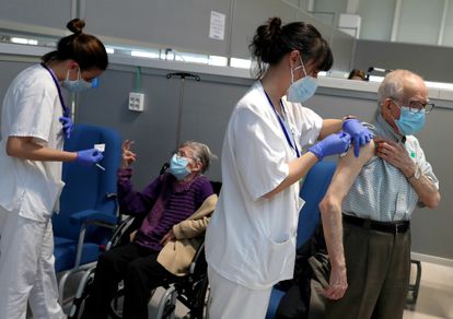 Vacunación de personas mutualistas mayores de 80 años en el Hospital Enfermera Isabel Zendal en Madrid la semana pasada
