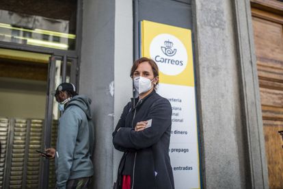 La candidata de Más Madrid, Mónica García, solicita el voto por correo el 26 de marzo.