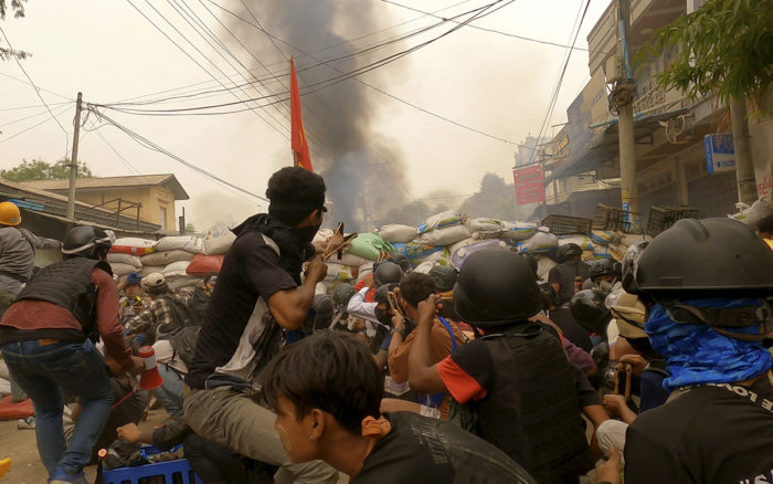 Miles salen a las calles de Myanmar tras asesinato de 114 personas el sábado