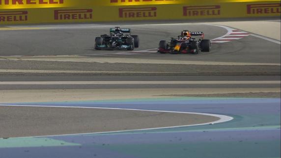 Max Verstappen excedió los límites de la curva 4 al adelantar a Hamilton en el GP de Bahrein de F1 2021