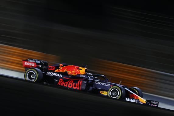 Max Verstappen, con su Red Bull en Bahrein
