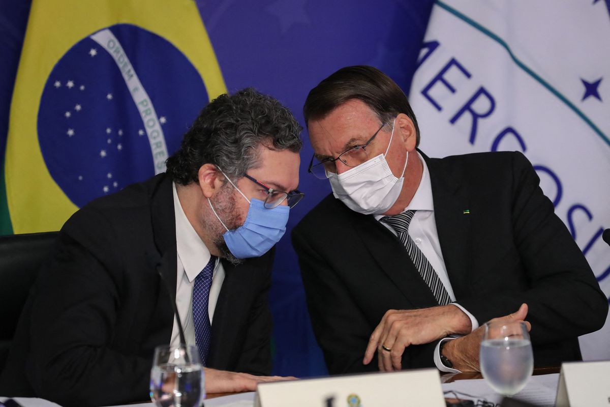 La dimisión de dos ministros abre en plena pandemia la mayor crisis del Gobierno Bolsonaro