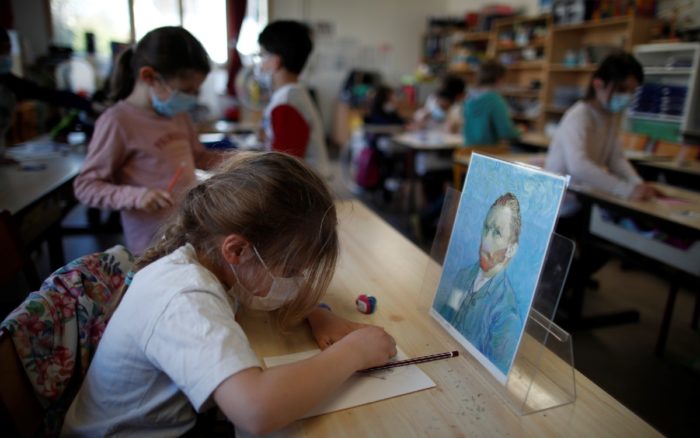Francia ordena confinamiento y cierra escuelas para frenar tercera ola de coronavirus