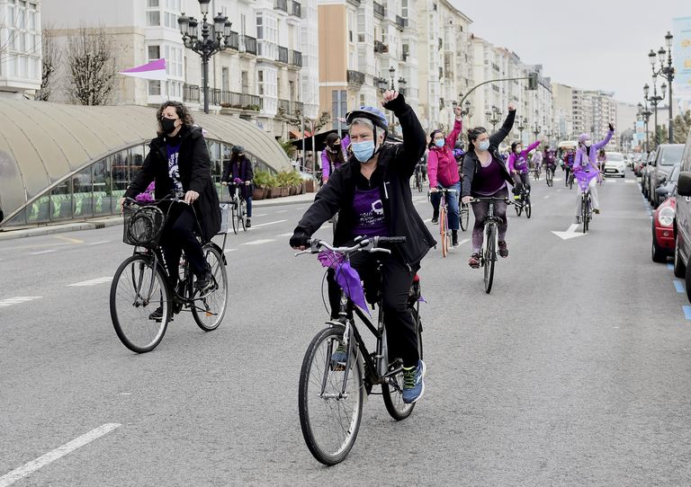 Varias mujeres participan en una 'Bicicletada Feminista' en Santander (Cantabria), el domingo.