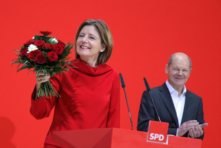 La gobernadora de Renania-Palatinado, Malu Dreyer, celebra su victoria electoral junto al vicecanciller y candidato del SPD, Olaf Scholz, este lunes en Berlín.
