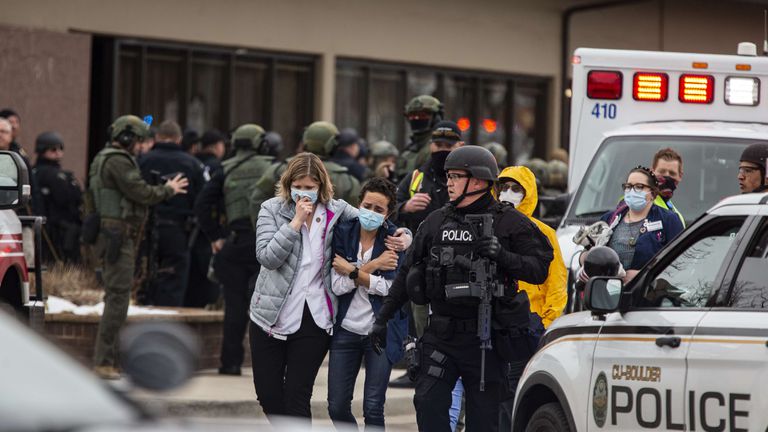 Trabajadoras del supermercado abandonan la zona del tiroteo, este lunes en Boulder, Colorado (EE UU).