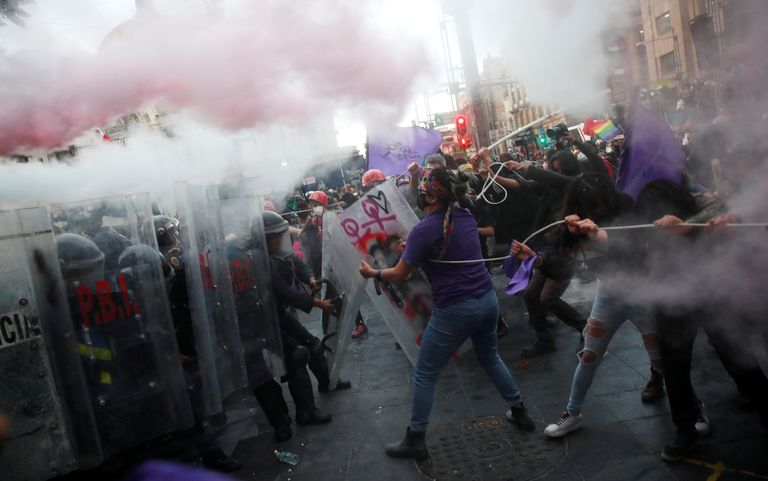 Una manifestación feminista termina en una carga policial el 28 de septiembre en Ciudad de México.