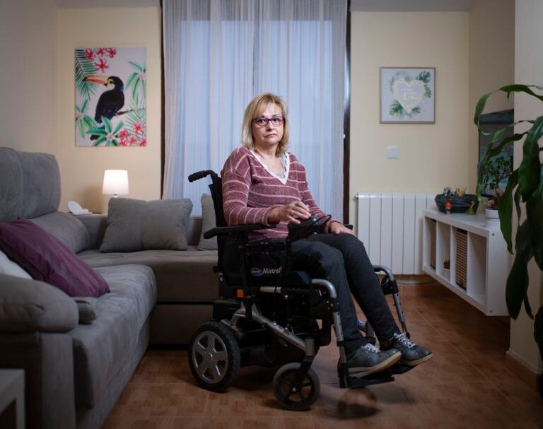 Alicia Resino, que tiene una enfermedad degenerativa y está en lista de espera de la dependencia, el pasado viernes en su casa, en Madrid.