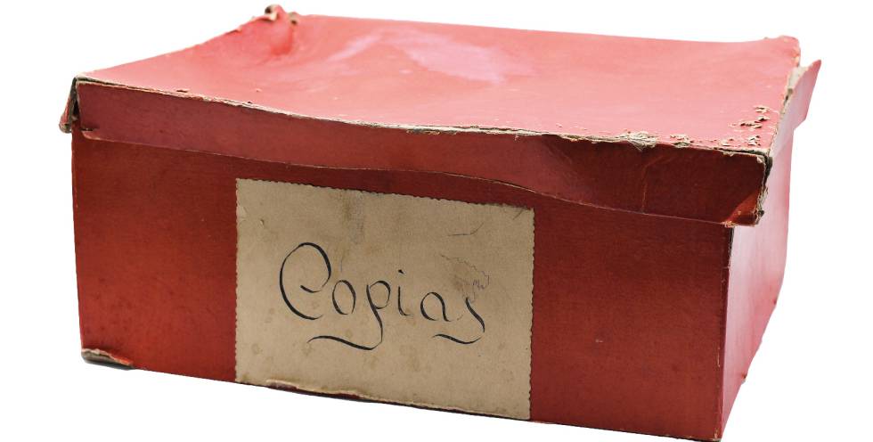 Una de les capses vermelles on van aparèixer els negatius de la Guerra Civil que havia fet el fotògraf.