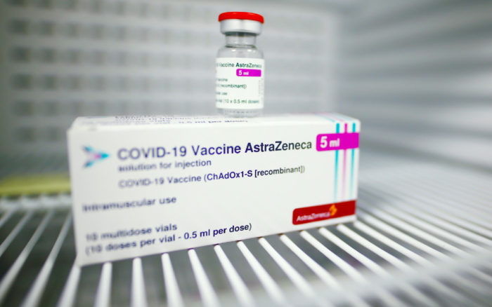 AstraZeneca pudo haber incluido ‘información obsoleta’ en el ensayo de su vacuna: EU