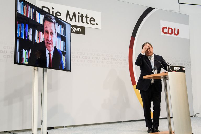 El presidente de la CDU, Armin Laschet, escucha el discurso de Christian Baldauf, líder del partido en Renania-Palatinado, este lunes.