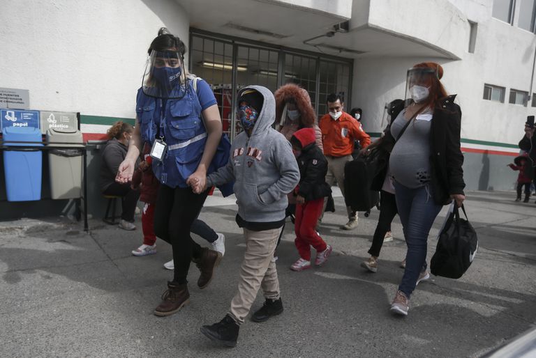 Una familia de migrantes cruza la frontera mexicana en Ciudad Juárez hacia El Paso (Texas), en Estados Unidos, el pasado 26 de febrero.