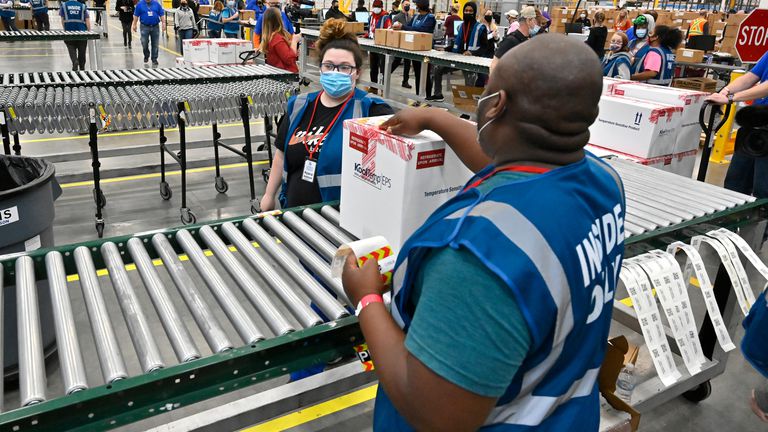 Las primeras dosis de la vacuna de Johnson & Johnson preparadas para su distribución, en un centro logístico de Shepherdsville (Estados Unidos), ayer.