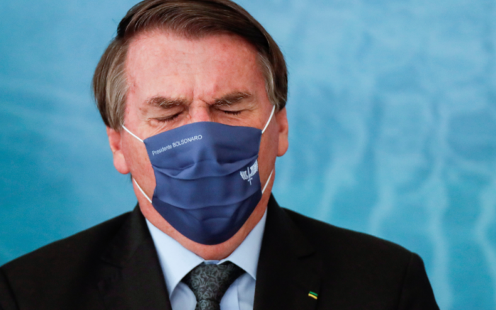 Bolsonaro dice aún no estar ‘convencido’ de las restricciones por el coronavirus
