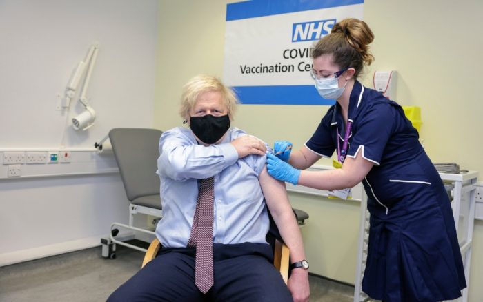 Boris Johnson recibe primera dosis de vacuna AstraZeneca | Video