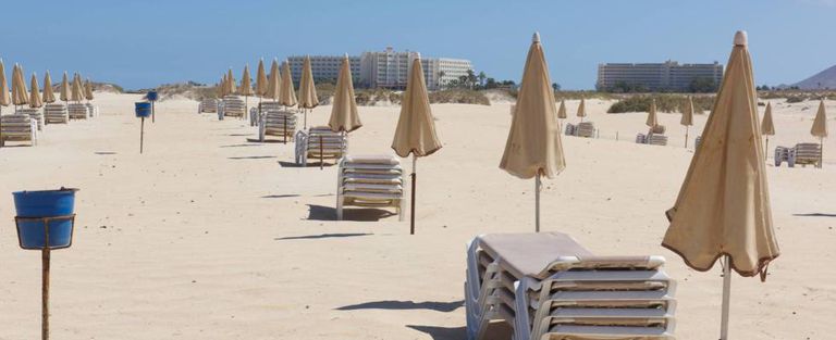 Hamacas vacías en un hotel de playa en Fuerteventura en abril de 2020.