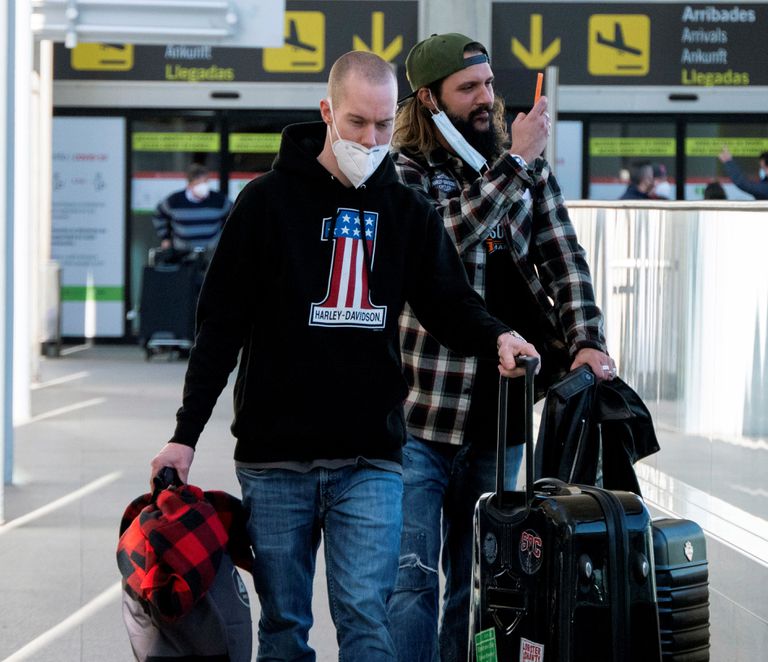Dos pasajeros a su llegada el pasado domingo al aeropuerto de Palma de Mallorca.