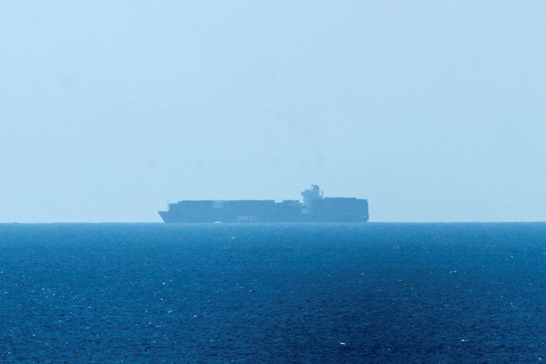El buque de carga 'Elbeik' permanece fondeado frente a la playa de Macarella, en la isla de Menorca, este miércoles.