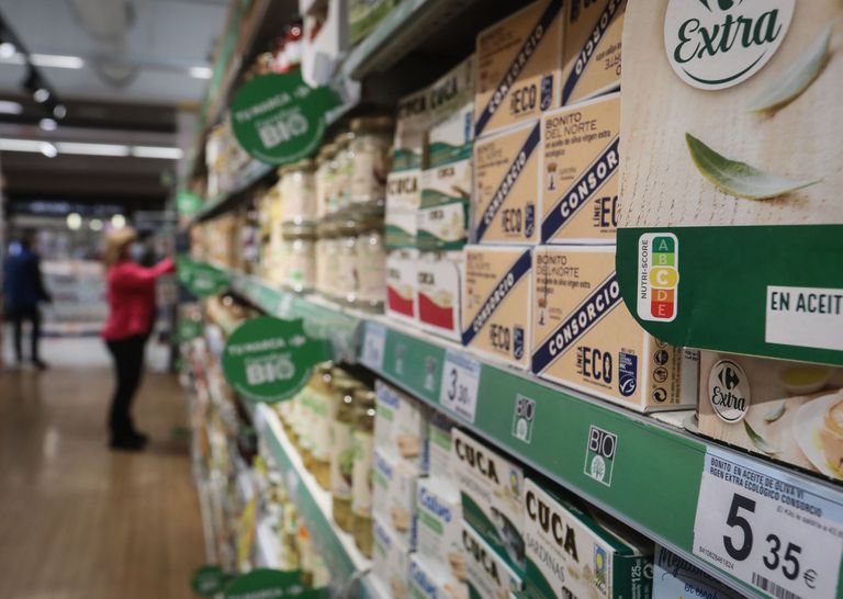 Productos con la etiqueta Nutri-Score en un supermercado Carrefour de Madrid.