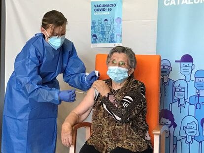 Una enfermera administra la segunda dosis de la vacuna una mujer de 85 años en la Residencia Nuestra Señora de Ribera de La Pobla de Segur, en Lleida, en enero.