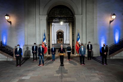El presidente Piñera anuncia su proyecto para postergar las elecciones, este domingo en el Palacio de La Moneda de Santiago.