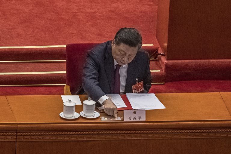 El presidente chino, Xi Jinping, presiona el botón para votar sobre la reforma del sistema electoral en Hong Kong, el 11 de marzo de 2021.