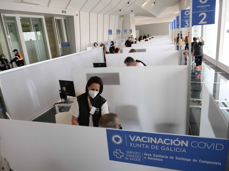 Varias personas reciben la primera dosis de la vacuna de AstraZeneca contra la covid-19, en Santiago de Compostela este jueves.