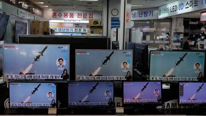 Varios televisores de una tienda en Corea del Sur muestran el lanzamiento de misiles desde Corea del Norte, el pasado 24 de marzo.