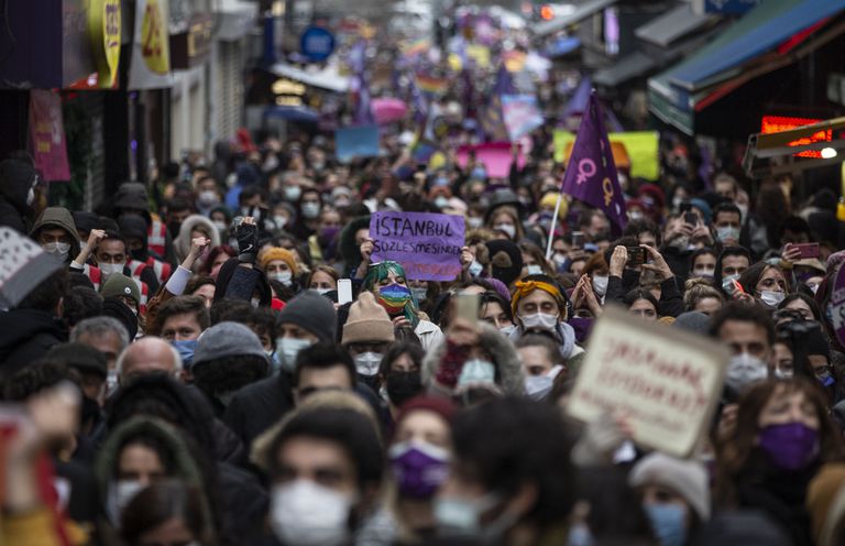 Manifestación en Estambul contra la salida de Turquía del Convenio Europeo contra la Violencia Machista.