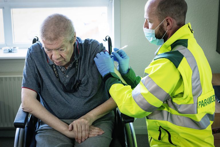 Un hombre de 67 años es vacunado contra la covid-19 en Dinamarca, el 5 de marzo.