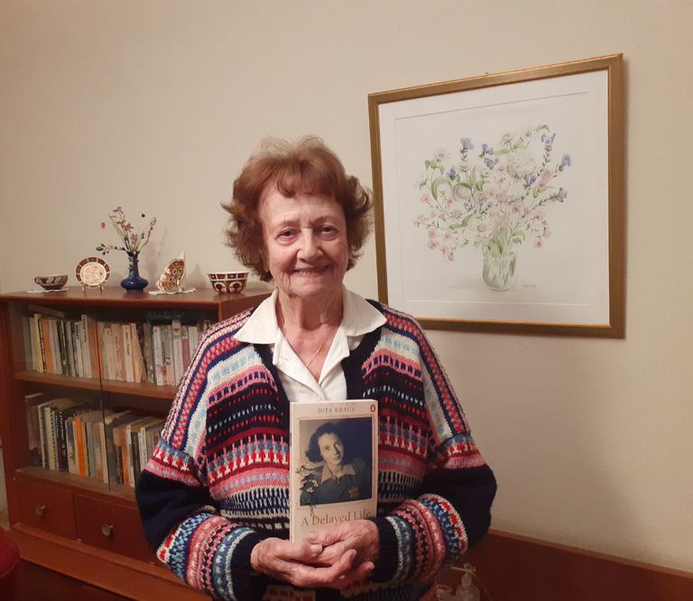 Dita Kraus, en su casa de Netanya (Israel) con una copia de su autobiografía publicada en inglés por Penguin.