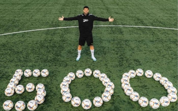 Dona Luis Suárez 500 balones, uno por gol anotado en su carrera | Video