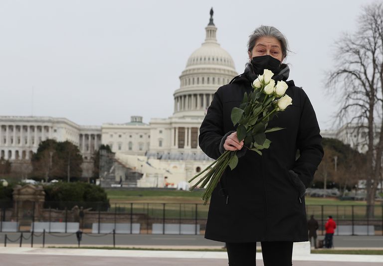 Azhenedt Sanabria lleva flores al Capitolio para honrar al agente muerto en el asalto, el 8 de enero de 2021.
