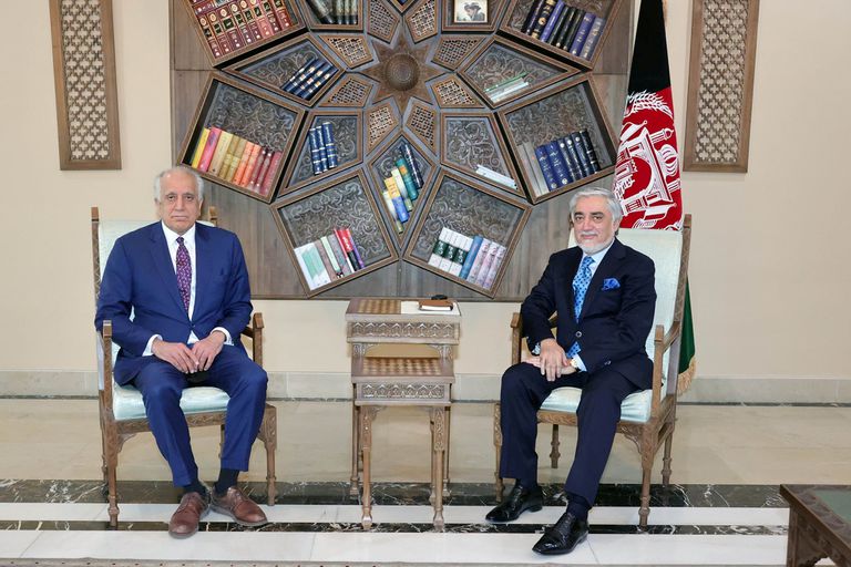 El enviado especial de Estados Unidos para Afganistán, Zalmay Khalilzad, durante su reunión con el presidente del Consejo de Paz, Abdullah Abdullah, la semana pasada.