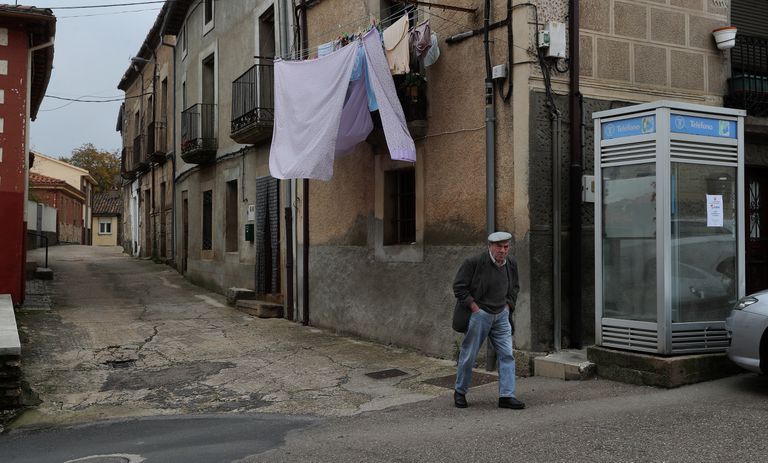 Un hombre pasea por el municipio de Alcañices, en Zamora.