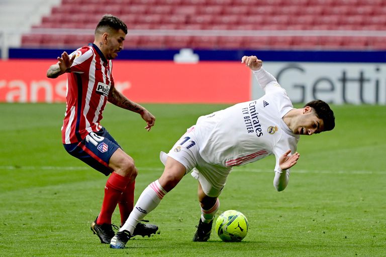 Correa y Asensio, en una acción del Atlético-Real Madrid.