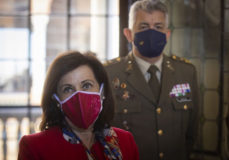 La ministra de Defensa, Margarita Robles, durante su visita este lunes al Cuartel General de la Fuerza Terrestre, en Sevilla.