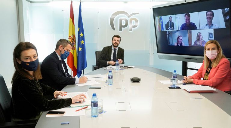 Pablo Casado (en el centro) durante una reunión telemática este lunes en la sede del PP en Madrid.